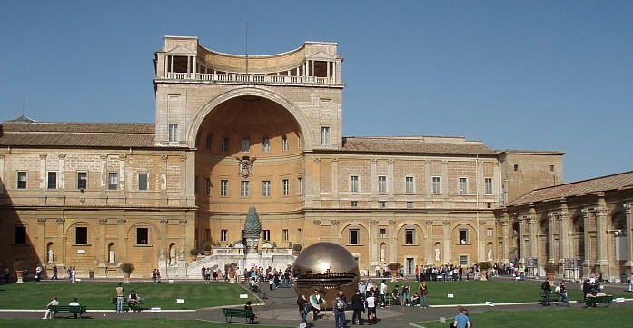 Il Cortile della Pigna ai Musei Vaticani: viaggio tra antico e moderno