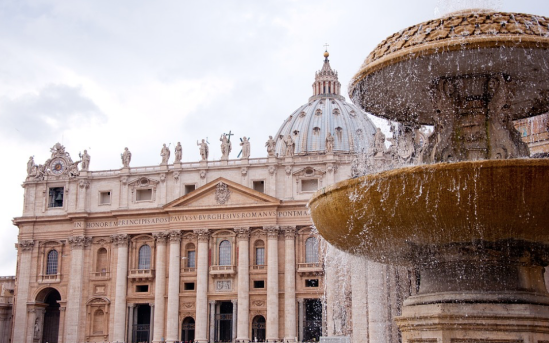 La Basilica di San Pietro con Papa Francesco presa d'assalto da migliaia di turisti