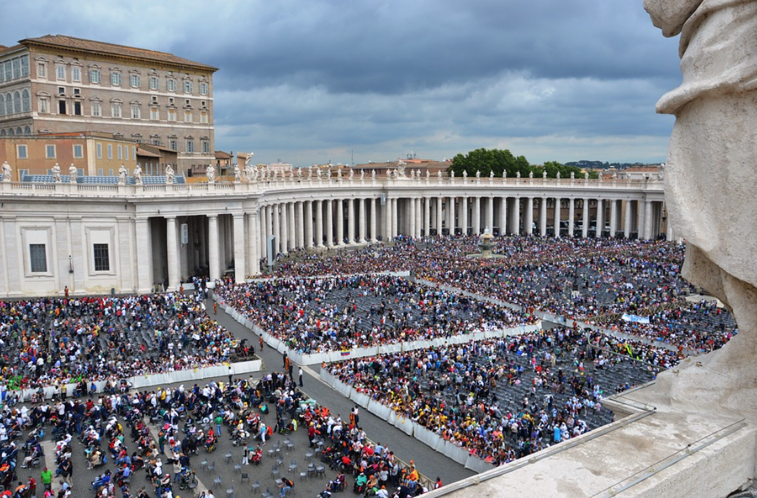 Piazza San Pietro con i turisti