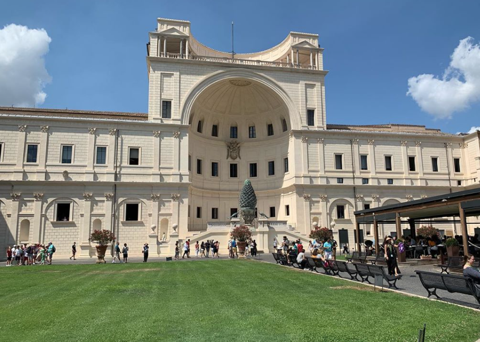 Il Cortile del Belvedere in Vaticano - photo by @travelsbyc